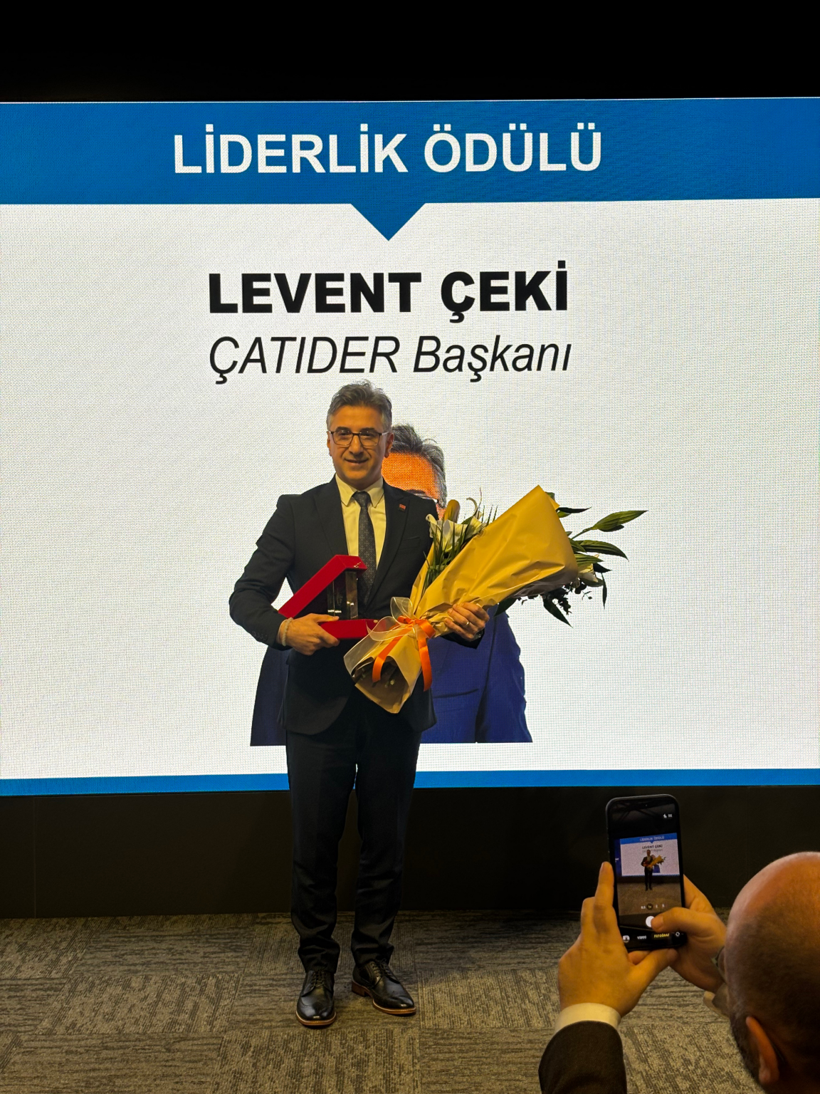 Genel Müdürümüz Levent Çeki'ye Çatı ve Cephe Malzemelerinde Sektör Liderliği Ödülü